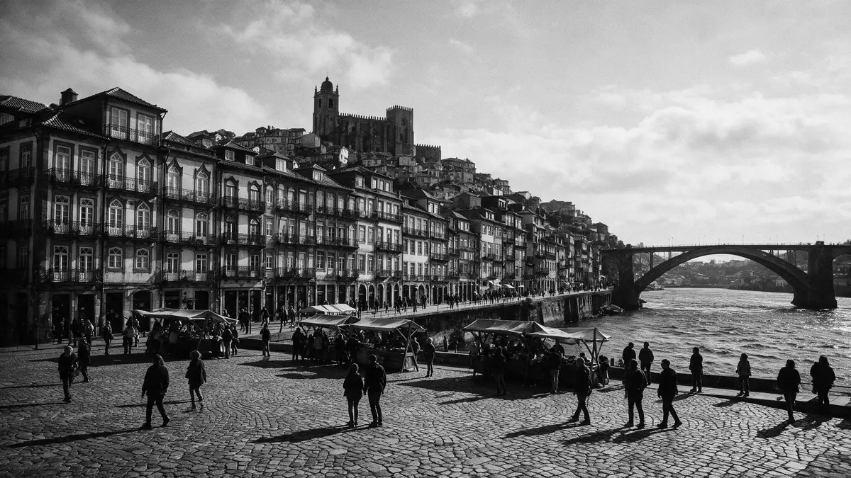 Schwarzweiss-Reportage vom Wahrzeichen Ribeira Porto in Porto, Portugal
