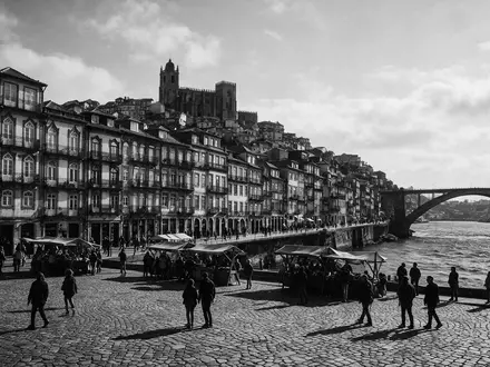 Schwarzweiss-Reportagebild vom Wahrzeichen Ribeira Porto in Porto Portugal, dokumentarische Reisefotografie mit starken Kontrasten - Foto: THN