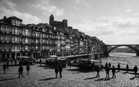 Schwarzweiss-Reportagebild vom Wahrzeichen Ribeira Porto in Porto Portugal, dokumentarische Reisefotografie mit starken Kontrasten - Foto: THN