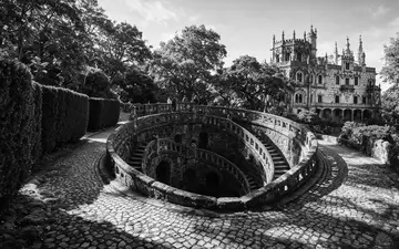Schwarzweiss-Reportagebild vom Wahrzeichen Quinta da Regaleira Sintra in Sintra Portugal, dokumentarische Reisefotografie mit starken Kontrasten - Foto: THN