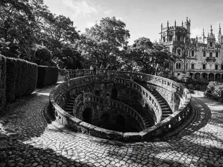 Schwarzweiss-Reportagebild vom Wahrzeichen Quinta da Regaleira Sintra in Sintra Portugal, dokumentarische Reisefotografie mit starken Kontrasten - Foto: THN
