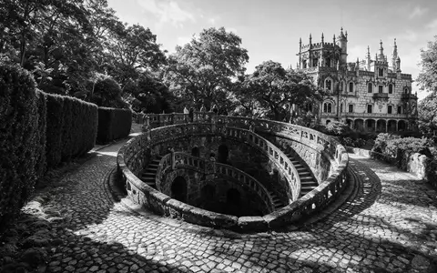 Schwarzweiss-Reportagebild vom Wahrzeichen Quinta da Regaleira Sintra in Sintra Portugal, dokumentarische Reisefotografie mit starken Kontrasten - Foto: THN