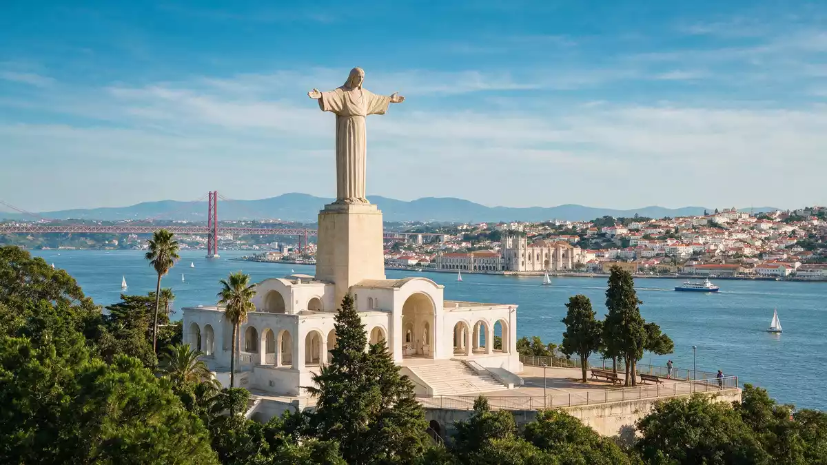Editorial-Reisemagazinbild vom Wahrzeichen Cristo Rei Almada in Almada, Portugal