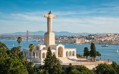 Editorialbild im Reisemagazin-Stil vom Wahrzeichen Cristo Rei Almada in Almada Portugal, ausgewogene Bildgestaltung und natuerliches - Foto: THN