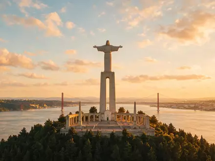 Fotorealistische Panoramaaufnahme von Cristo Rei Almada in Almada Portugal, warmes Abendlicht auf Wahrzeichen - Foto: THN