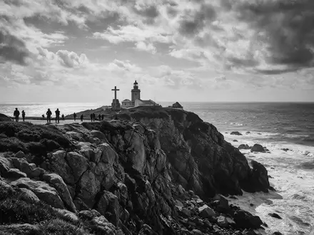 Schwarzweiss-Reportagebild vom Wahrzeichen Cabo da Roca in Sintra Portugal, dokumentarische Reisefotografie mit starken Kontrasten - Foto: THN