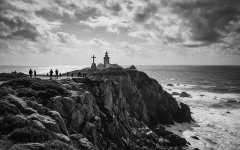 Schwarzweiss-Reportagebild vom Wahrzeichen Cabo da Roca in Sintra Portugal, dokumentarische Reisefotografie mit starken Kontrasten - Foto: THN