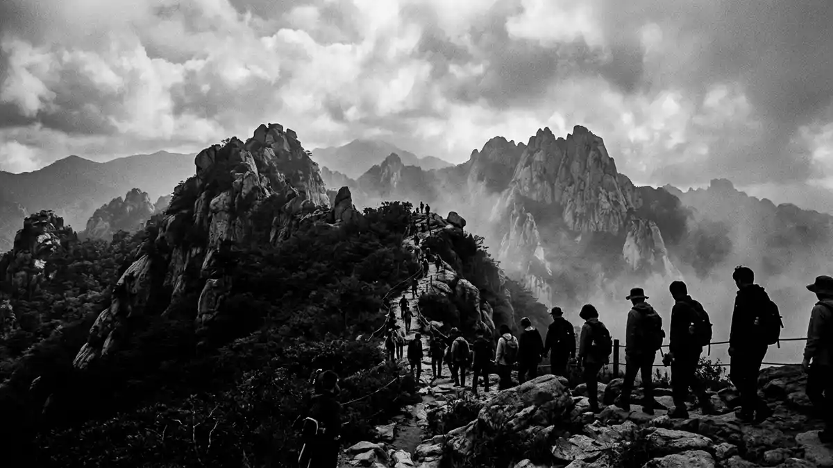 Schwarzweiss-Reportage vom Wahrzeichen Seoraksan-Nationalpark in Sokcho, Sudkorea