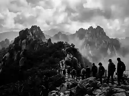 Schwarzweiss-Reportagebild vom Wahrzeichen Seoraksan-Nationalpark in Sokcho Sudkorea, dokumentarische Reisefotografie mit starken Kontrasten - Foto: THN