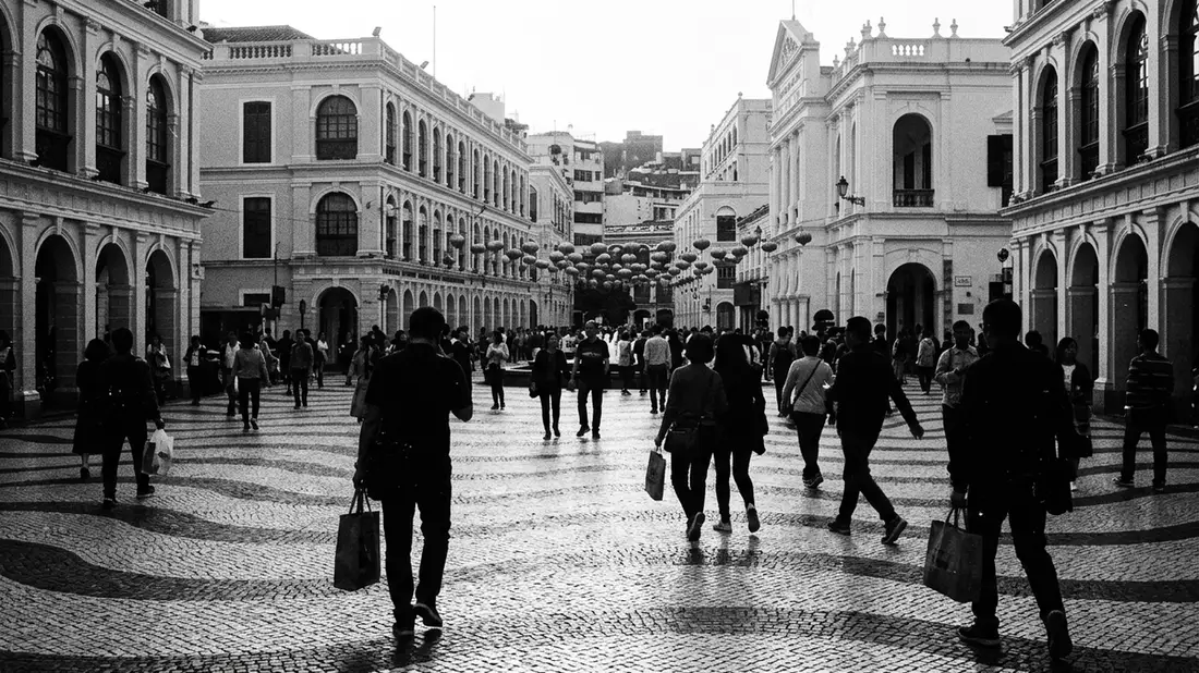 Schwarzweiss-Reportage vom Wahrzeichen Senado Square Macau in Macau, China