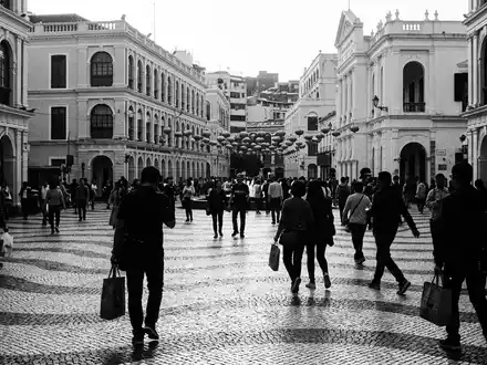 Schwarzweiss-Reportagebild vom Wahrzeichen Senado Square Macau in Macau China, dokumentarische Reisefotografie mit starken Kontrasten - Foto: THN