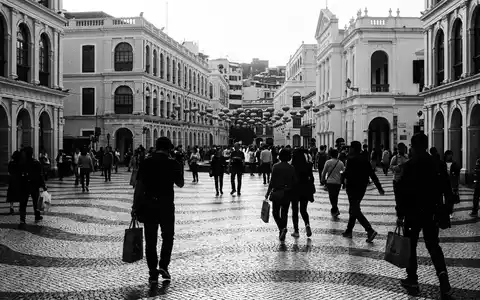 Schwarzweiss-Reportagebild vom Wahrzeichen Senado Square Macau in Macau China, dokumentarische Reisefotografie mit starken Kontrasten - Foto: THN