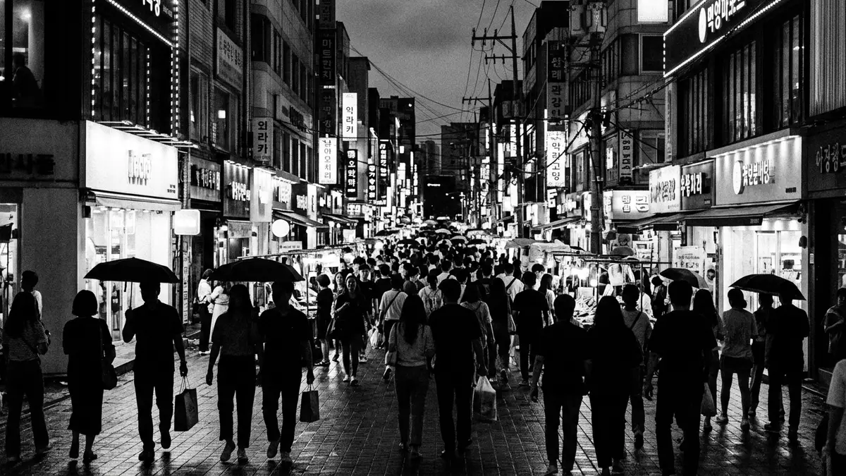 Schwarzweiss-Reportage vom Wahrzeichen Myeongdong in Seoul, Sudkorea