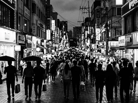 Schwarzweiss-Reportagebild vom Wahrzeichen Myeongdong in Seoul Sudkorea, dokumentarische Reisefotografie mit starken Kontrasten - Foto: THN