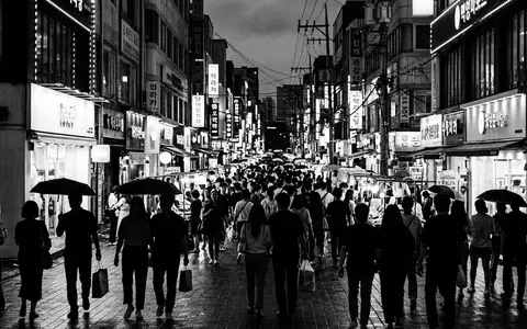 Schwarzweiss-Reportagebild vom Wahrzeichen Myeongdong in Seoul Sudkorea, dokumentarische Reisefotografie mit starken Kontrasten - Foto: THN