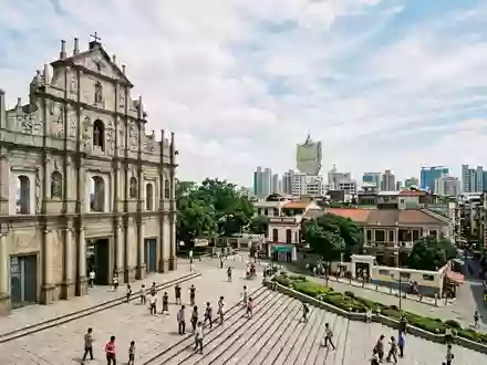 Editorialbild im Reisemagazin-Stil vom Wahrzeichen Ruinen von St. Paul Macau in Macau China, ausgewogene Bildgestaltung - Foto: THN