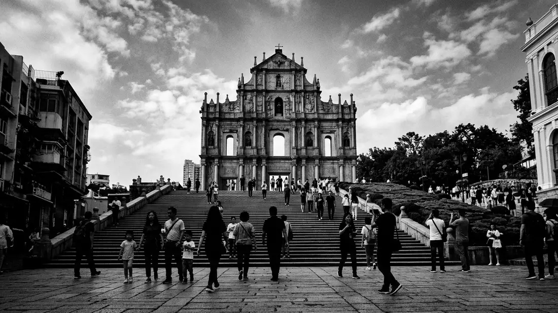 Schwarzweiss-Reportage vom Wahrzeichen Ruinen von St. Paul Macau in Macau, China
