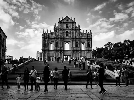 Schwarzweiss-Reportagebild vom Wahrzeichen Ruinen von St. Paul Macau in Macau China, dokumentarische Reisefotografie mit starken - Foto: THN