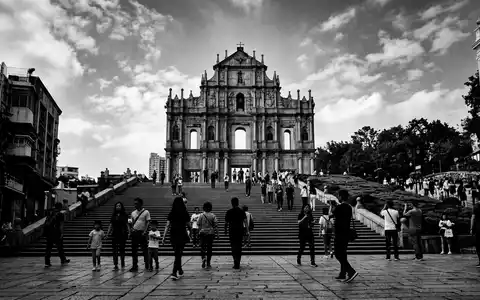 Schwarzweiss-Reportagebild vom Wahrzeichen Ruinen von St. Paul Macau in Macau China, dokumentarische Reisefotografie mit starken - Foto: THN