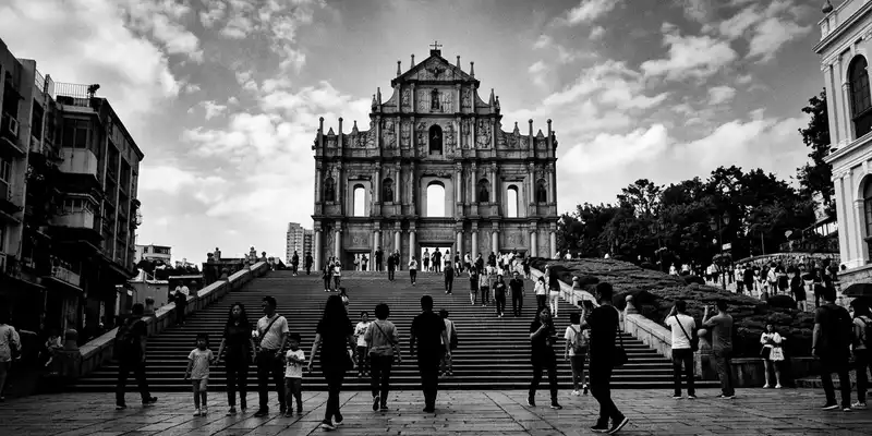 Schwarzweiss-Reportagebild vom Wahrzeichen Ruinen von St. Paul Macau in Macau China, dokumentarische Reisefotografie mit starken - Foto: THN