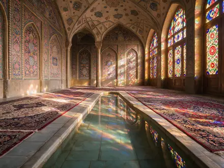 Editorialbild im Reisemagazin-Stil vom Wahrzeichen Nasir-ol-Molk-Moschee Shiraz in Shiraz Iran, ausgewogene Bildgestaltung und natuerliches Umgebungslicht - Foto: THN