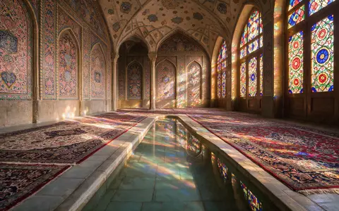 Editorialbild im Reisemagazin-Stil vom Wahrzeichen Nasir-ol-Molk-Moschee Shiraz in Shiraz Iran, ausgewogene Bildgestaltung und natuerliches Umgebungslicht - Foto: THN
