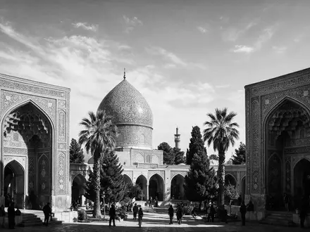 Schwarzweiss-Reportagebild vom Wahrzeichen Nasir-ol-Molk-Moschee Shiraz in Shiraz Iran, dokumentarische Reisefotografie mit starken Kontrasten - Foto: THN