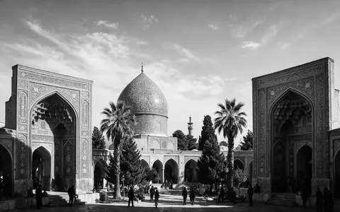 Schwarzweiss-Reportagebild vom Wahrzeichen Nasir-ol-Molk-Moschee Shiraz in Shiraz Iran, dokumentarische Reisefotografie mit starken Kontrasten - Foto: THN