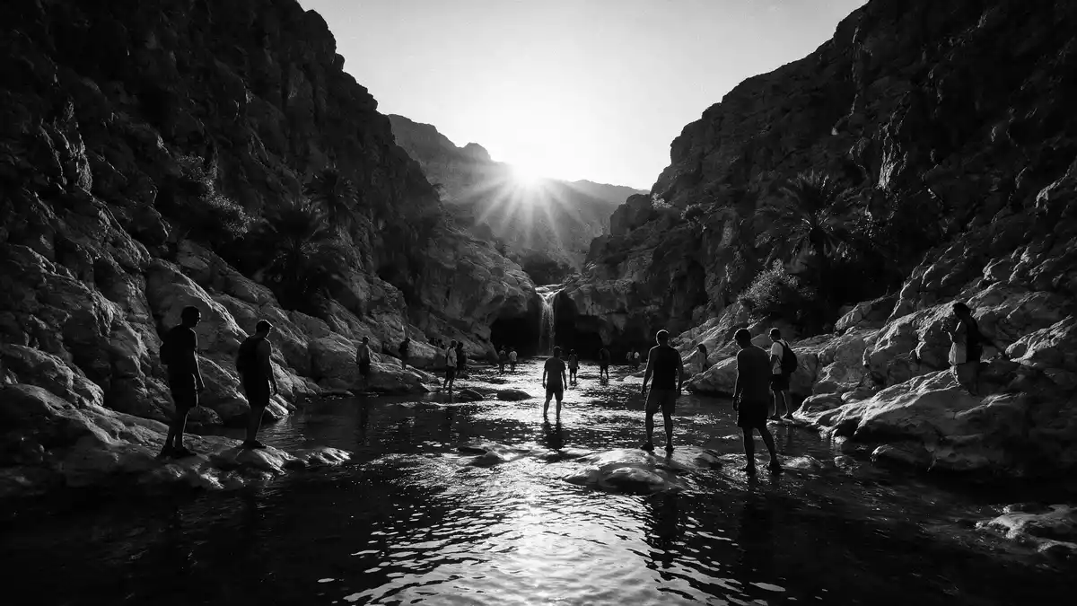Schwarzweiss-Reportage vom Wahrzeichen Wadi Shab in Sur, Oman