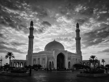 Schwarzweiss-Reportagebild vom Wahrzeichen Al-Fateh-Moschee Manama in Manama Bahrain, dokumentarische Reisefotografie mit starken Kontrasten - Foto: THN