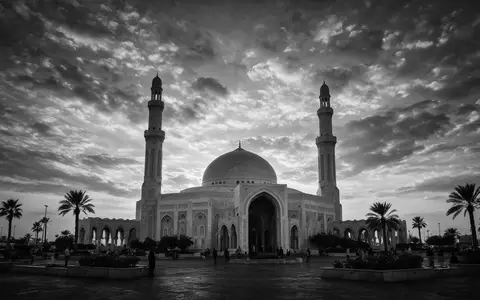 Schwarzweiss-Reportagebild vom Wahrzeichen Al-Fateh-Moschee Manama in Manama Bahrain, dokumentarische Reisefotografie mit starken Kontrasten - Foto: THN
