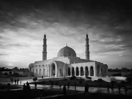 Schwarzweiss-Reportagebild vom Wahrzeichen Sultan-Qabus-Moschee Maskat in Maskat Oman, dokumentarische Reisefotografie mit starken Kontrasten - Foto: THN