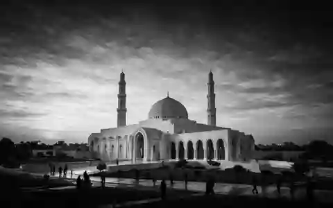 Schwarzweiss-Reportagebild vom Wahrzeichen Sultan-Qabus-Moschee Maskat in Maskat Oman, dokumentarische Reisefotografie mit starken Kontrasten - Foto: THN