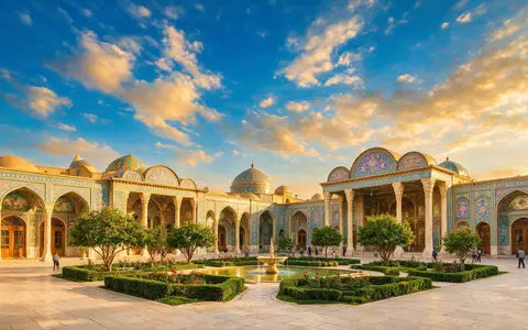 Fotorealistische Panoramaaufnahme von Golestan-Palast Teheran in Teheran Iran, warmes Abendlicht auf Wahrzeichen - Foto: THN