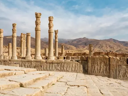 Editorialbild im Reisemagazin-Stil vom Wahrzeichen Persepolis in Shiraz Iran, ausgewogene Bildgestaltung und natuerliches Umgebungslicht - Foto: THN