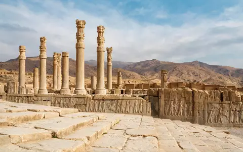 Editorialbild im Reisemagazin-Stil vom Wahrzeichen Persepolis in Shiraz Iran, ausgewogene Bildgestaltung und natuerliches Umgebungslicht - Foto: THN
