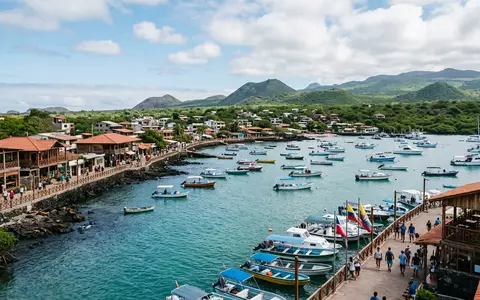 Editorialbild im Reisemagazin-Stil vom Wahrzeichen Galapagos-Inseln in Puerto Ayora Ecuador, ausgewogene Bildgestaltung und natuerliches Umgebungslicht - Foto: THN