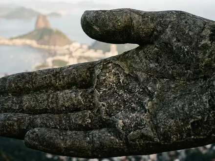 Extreme Makroaufnahme eines Materialdetails am Wahrzeichen Christusstatue Rio de Janeiro in Rio de Janeiro Brasilien - Foto: THN