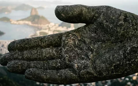 Extreme Makroaufnahme eines Materialdetails am Wahrzeichen Christusstatue Rio de Janeiro in Rio de Janeiro Brasilien - Foto: THN