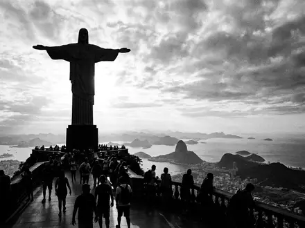 Schwarzweiss-Reportagebild vom Wahrzeichen Christusstatue Rio de Janeiro in Rio de Janeiro Brasilien, dokumentarische Reisefotografie mit - Foto: THN