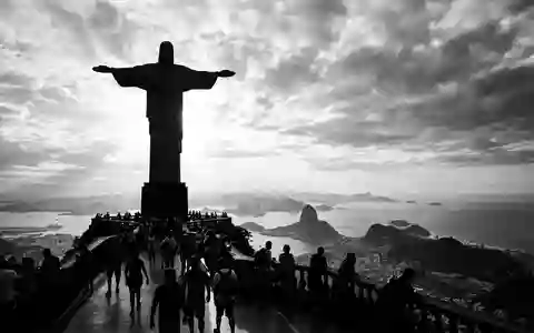 Schwarzweiss-Reportagebild vom Wahrzeichen Christusstatue Rio de Janeiro in Rio de Janeiro Brasilien, dokumentarische Reisefotografie mit - Foto: THN