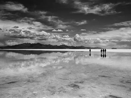 Schwarzweiss-Reportagebild vom Wahrzeichen Salar de Uyuni in Uyuni Bolivien, dokumentarische Reisefotografie mit starken Kontrasten - Foto: THN