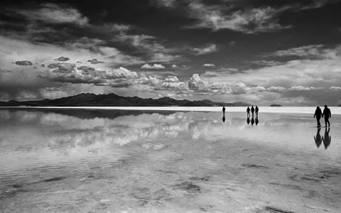 Schwarzweiss-Reportagebild vom Wahrzeichen Salar de Uyuni in Uyuni Bolivien, dokumentarische Reisefotografie mit starken Kontrasten - Foto: THN