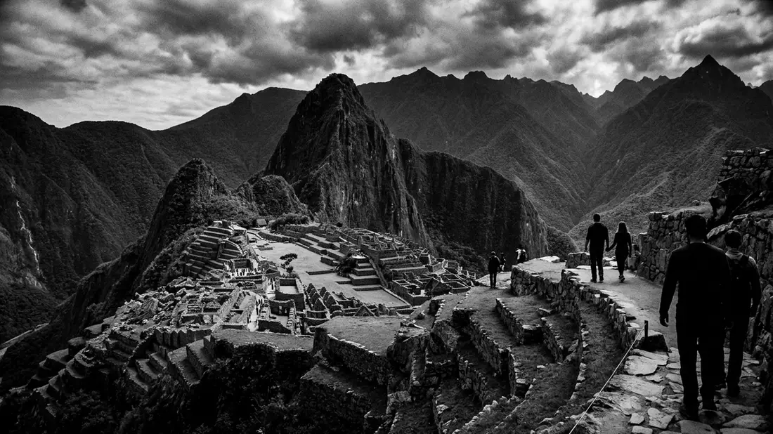 Schwarzweiss-Reportage vom Wahrzeichen Machu Picchu in Aguas Calientes, Peru