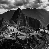 Schwarzweiss-Reportagebild vom Wahrzeichen Machu Picchu in Aguas Calientes Peru, dokumentarische Reisefotografie mit starken Kontrasten - Foto: THN