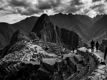 Schwarzweiss-Reportagebild vom Wahrzeichen Machu Picchu in Aguas Calientes Peru, dokumentarische Reisefotografie mit starken Kontrasten - Foto: THN