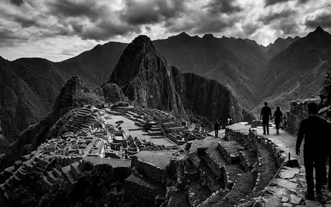 Schwarzweiss-Reportagebild vom Wahrzeichen Machu Picchu in Aguas Calientes Peru, dokumentarische Reisefotografie mit starken Kontrasten - Foto: THN