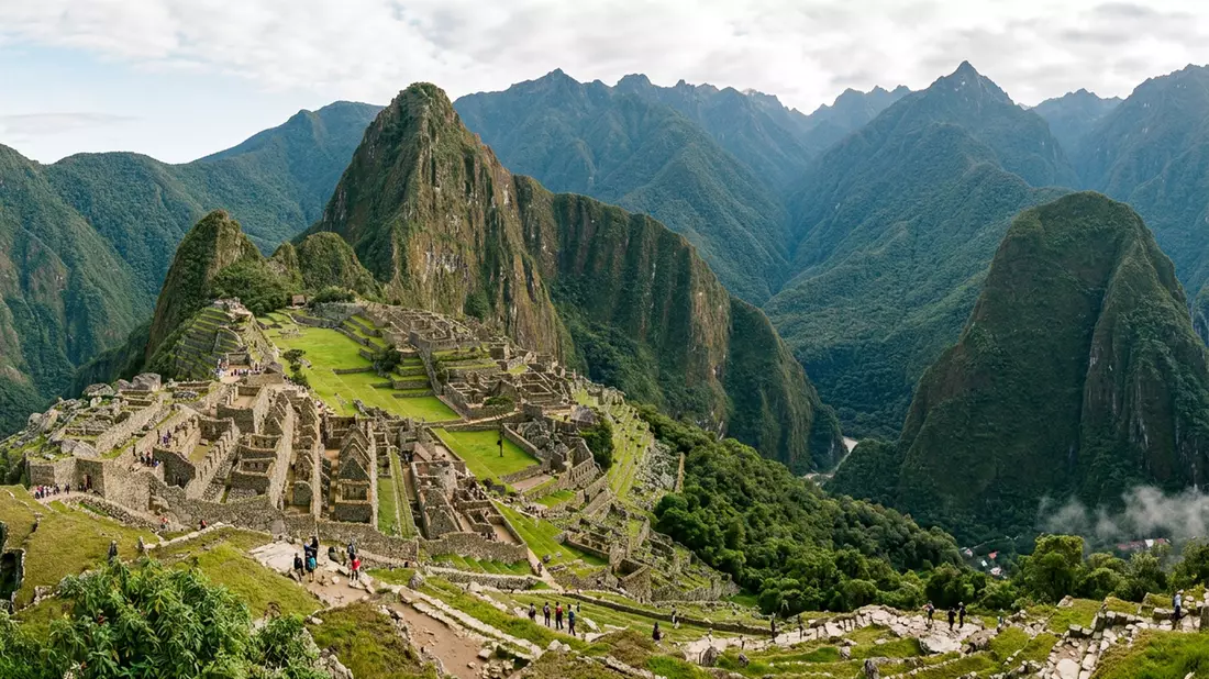 Editorial-Reisemagazinbild vom Wahrzeichen Machu Picchu in Aguas Calientes, Peru