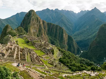Editorialbild im Reisemagazin-Stil vom Wahrzeichen Machu Picchu in Aguas Calientes Peru, ausgewogene Bildgestaltung und natuerliches - Foto: THN