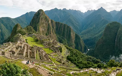 Editorialbild im Reisemagazin-Stil vom Wahrzeichen Machu Picchu in Aguas Calientes Peru, ausgewogene Bildgestaltung und natuerliches - Foto: THN
